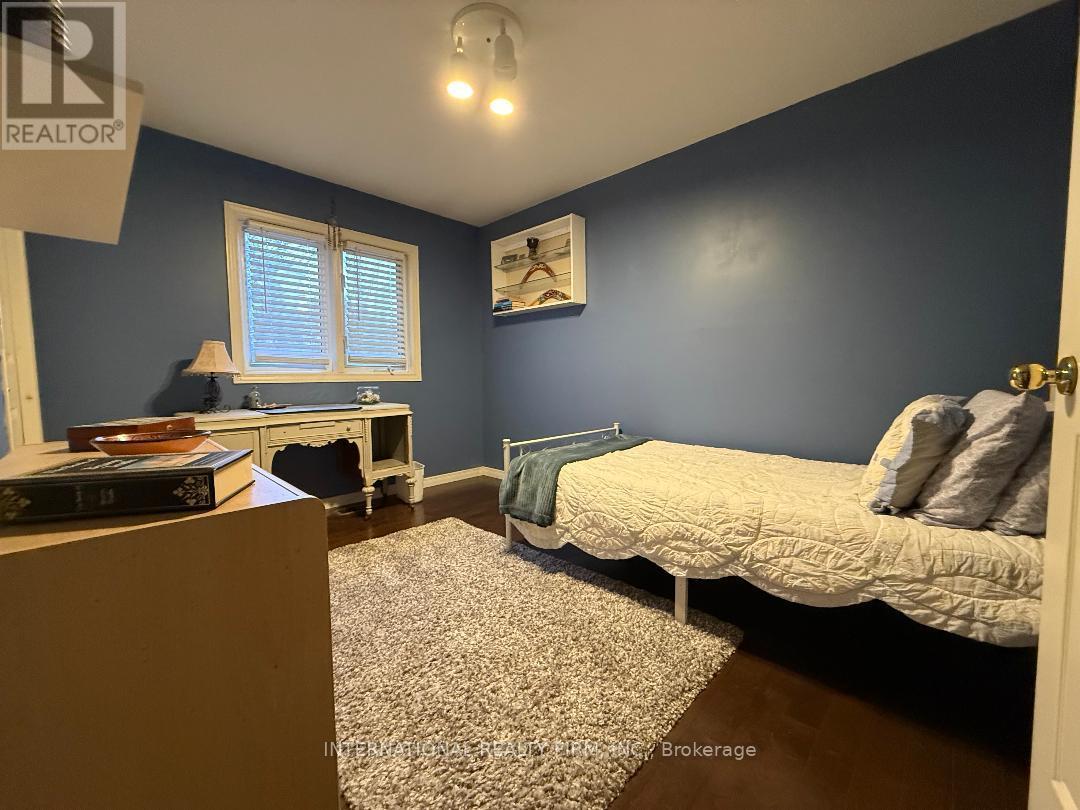 922 Glendale Court, Burlington, Ontario  L7R 4J3 - Photo 11 - W12579638