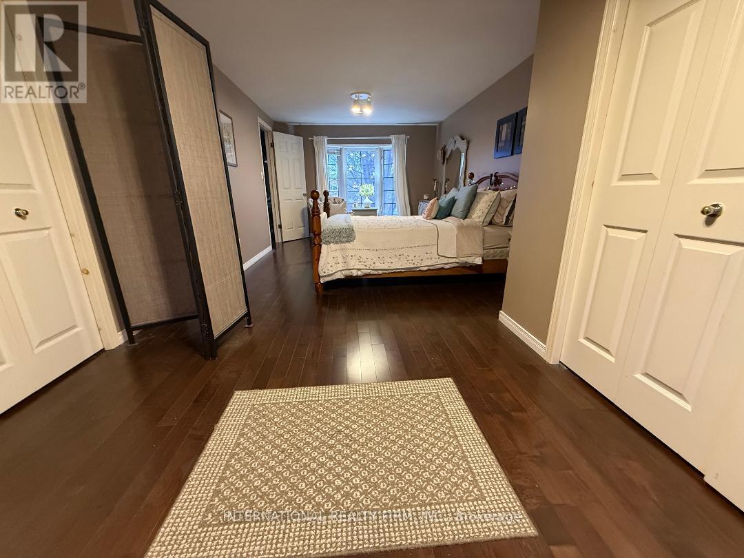 922 Glendale Court, Burlington, Ontario  L7R 4J3 - Photo 13 - W12579638