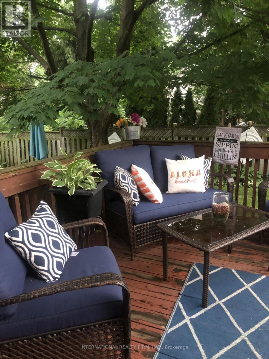 922 Glendale Court, Burlington, Ontario  L7R 4J3 - Photo 18 - W12579638