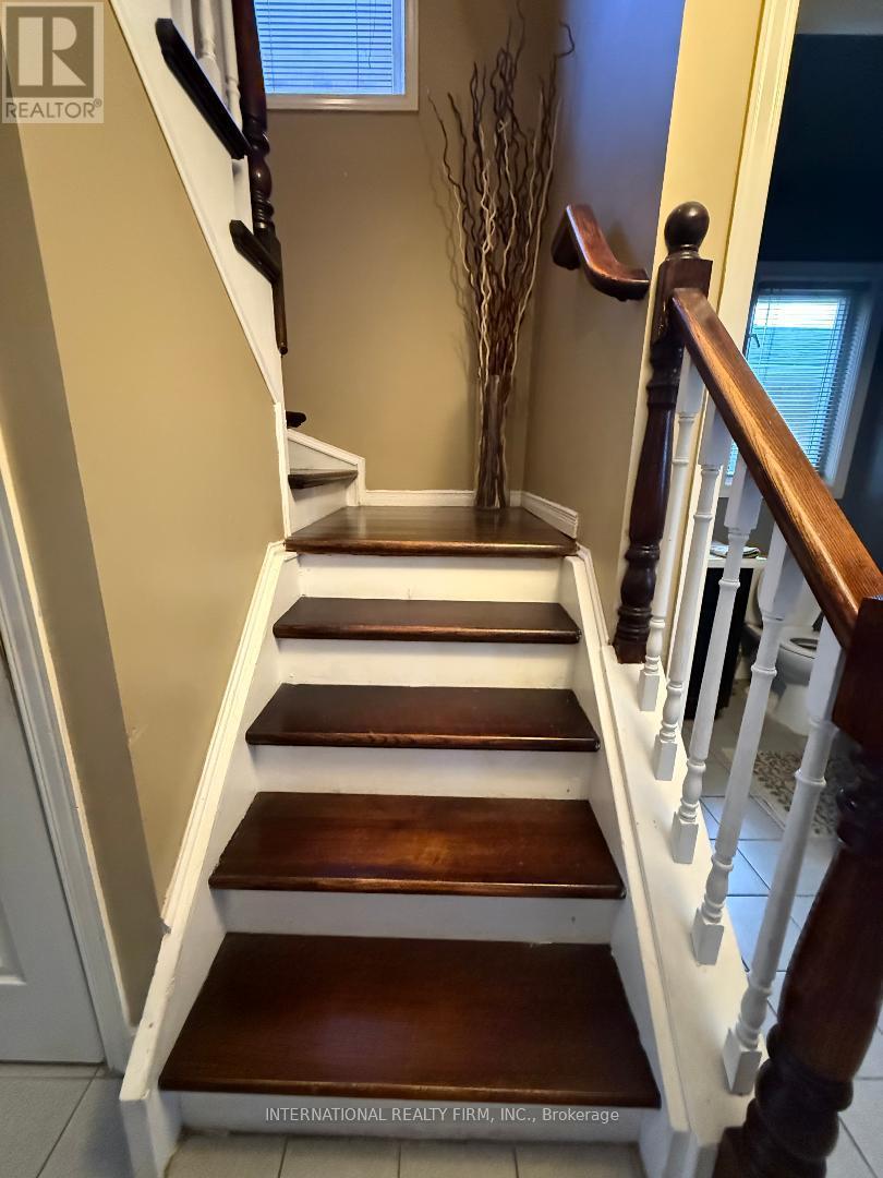 922 Glendale Court, Burlington, Ontario  L7R 4J3 - Photo 9 - W12579638