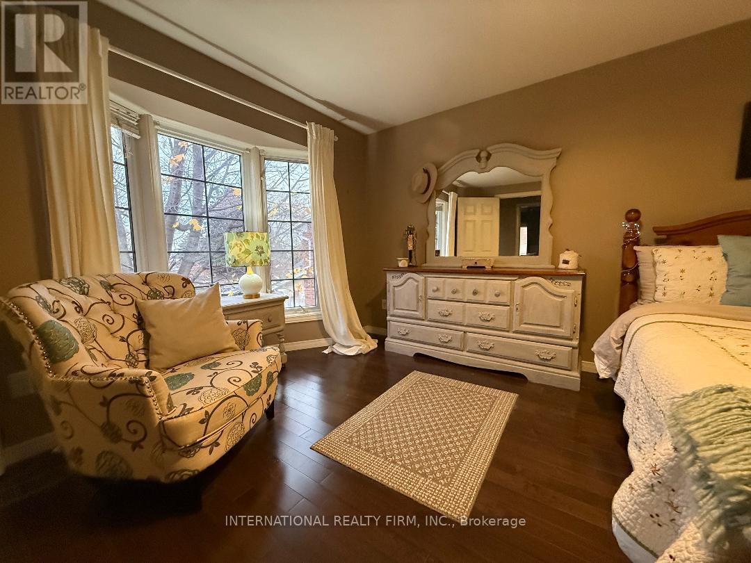 922 Glendale Court, Burlington, Ontario  L7R 4J3 - Photo 12 - W12579638