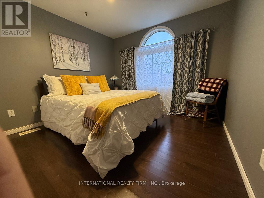 922 Glendale Court, Burlington, Ontario  L7R 4J3 - Photo 14 - W12579638