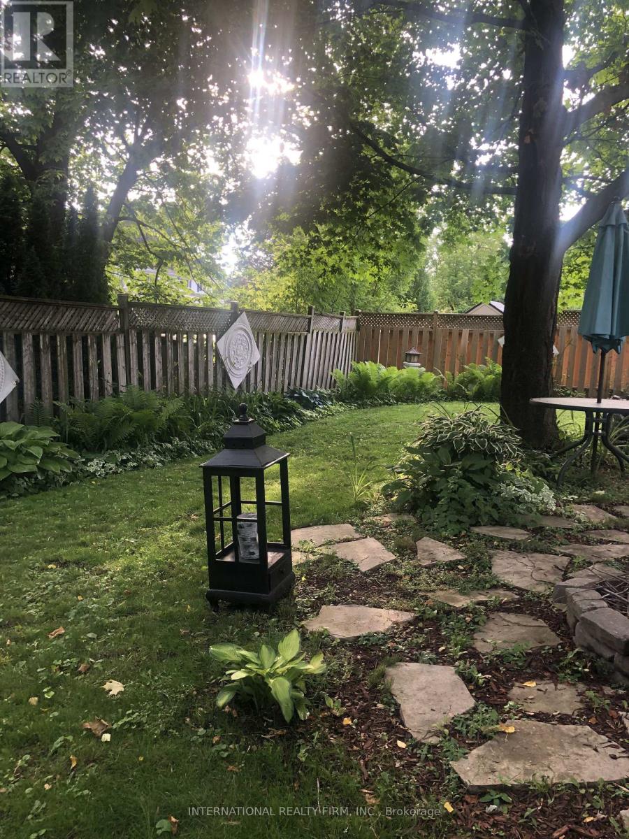 922 Glendale Court, Burlington, Ontario  L7R 4J3 - Photo 19 - W12579638