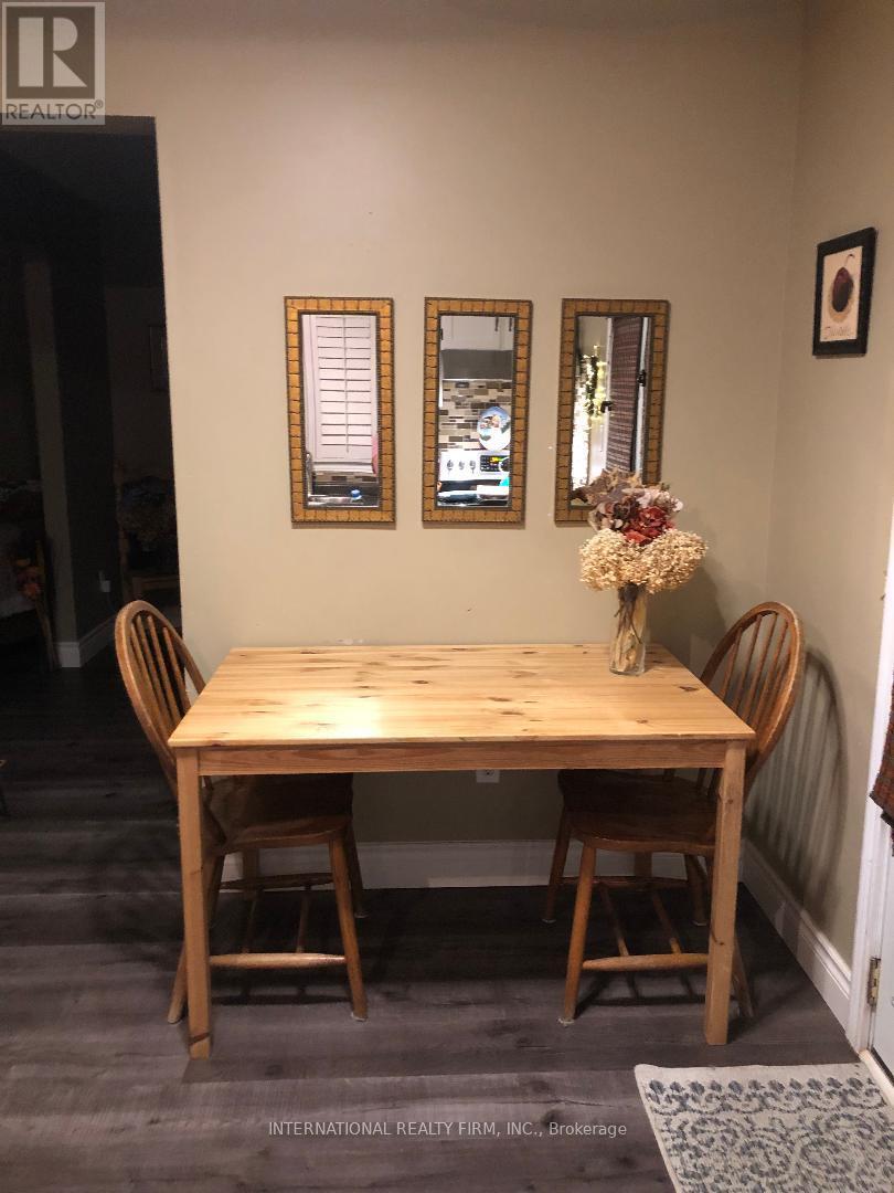 922 Glendale Court, Burlington, Ontario  L7R 4J3 - Photo 7 - W12579638