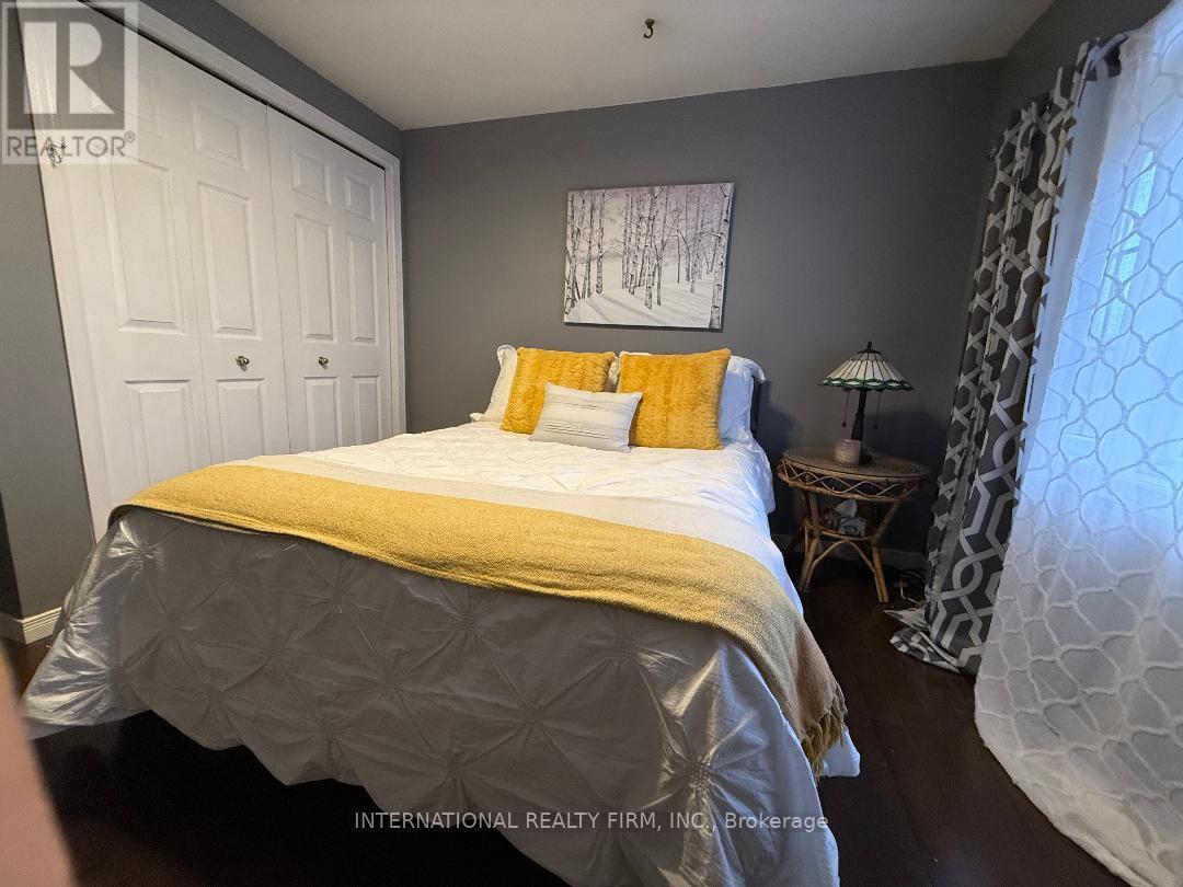 922 Glendale Court, Burlington, Ontario  L7R 4J3 - Photo 15 - W12579638