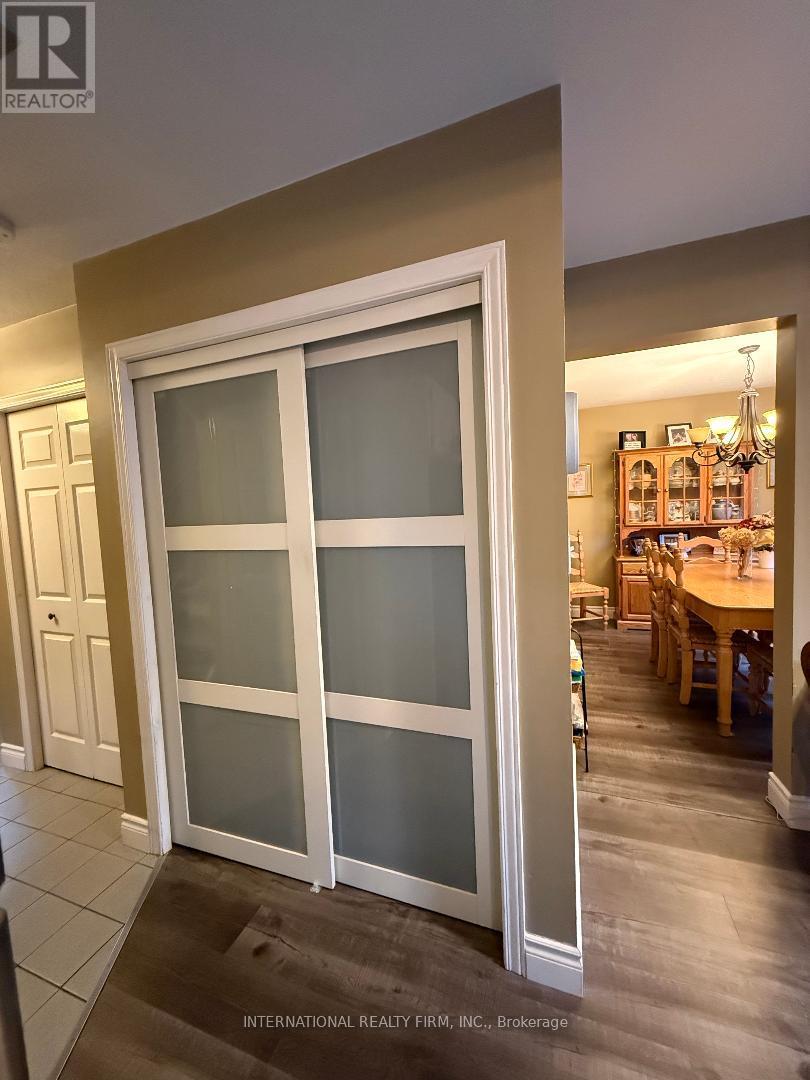 922 Glendale Court, Burlington, Ontario  L7R 4J3 - Photo 8 - W12579638