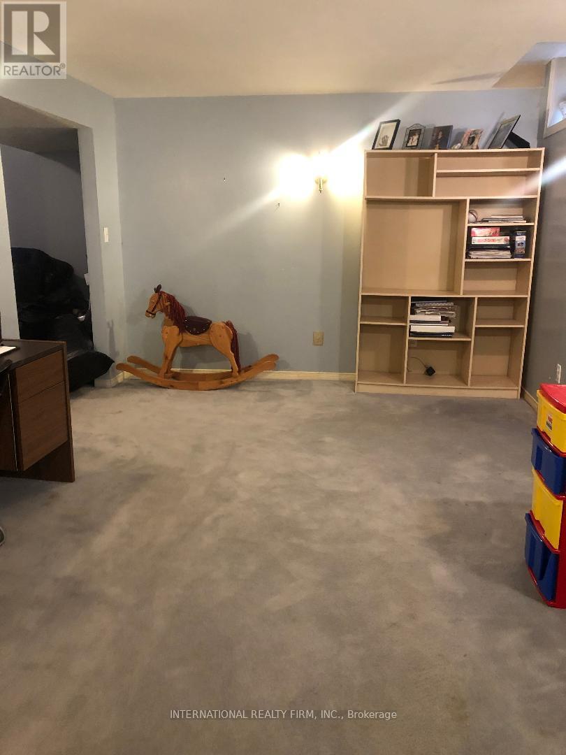 922 Glendale Court, Burlington, Ontario  L7R 4J3 - Photo 16 - W12579638