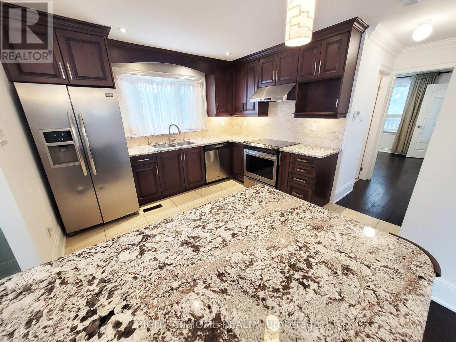 339 Boisdale Avenue, Richmond Hill, Ontario  L4C 1R4 - Photo 2 - N12638394