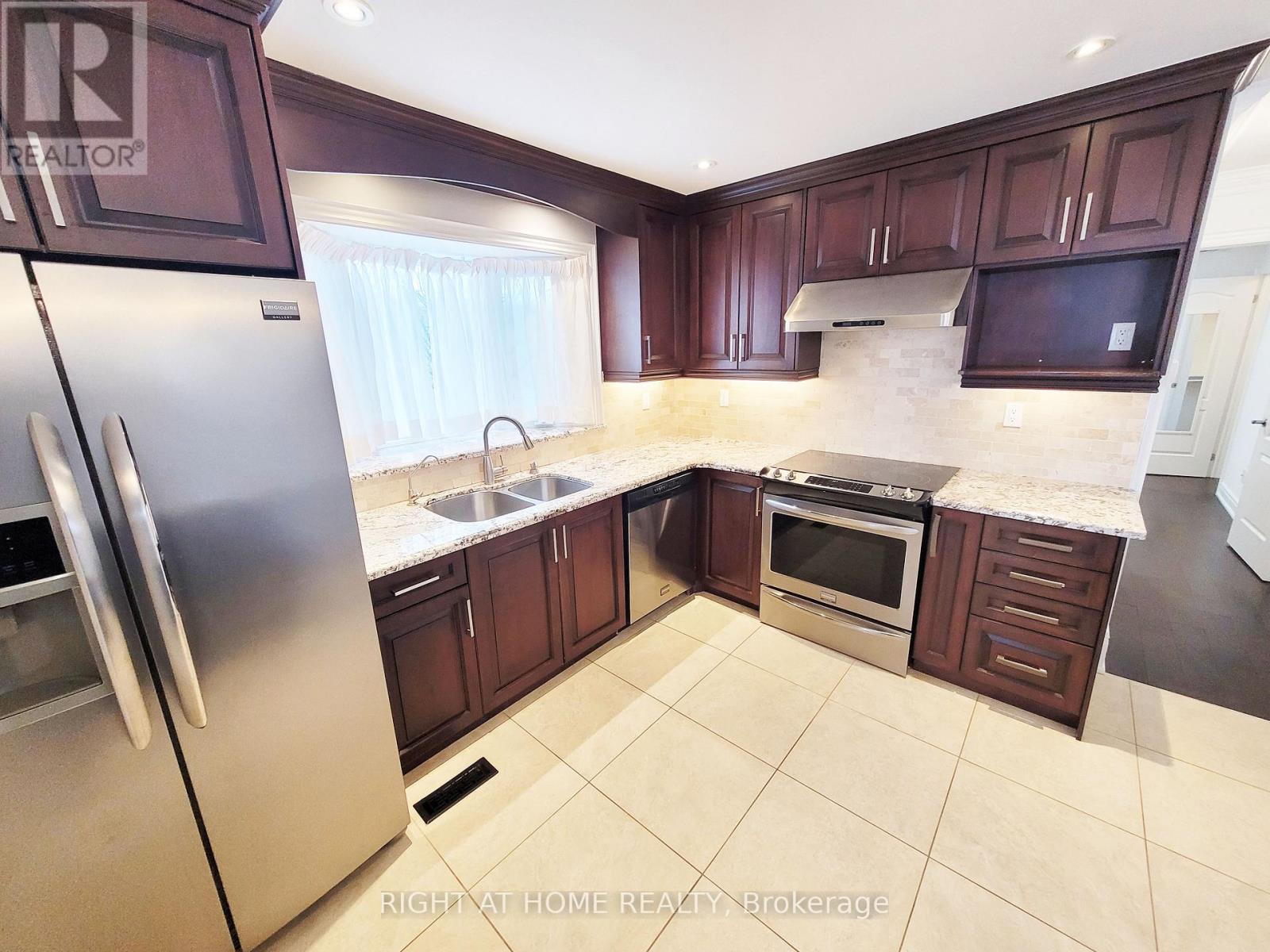 339 Boisdale Avenue, Richmond Hill, Ontario  L4C 1R4 - Photo 3 - N12638394