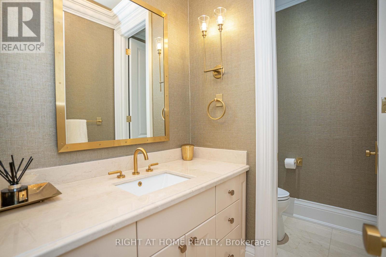 377 Brooke Avenue, Toronto, Ontario  M5M 2L5 - Photo 11 - C12644804