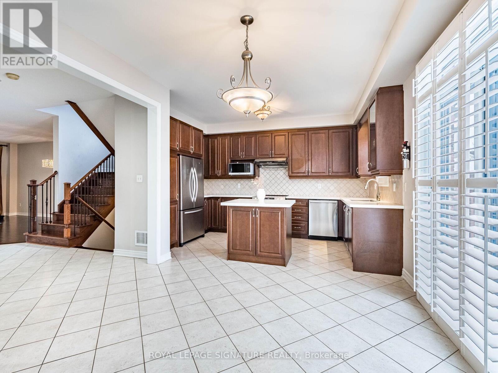 27 Permafrost Drive, Brampton, Ontario  L6R 3M4 - Photo 9 - W12644812