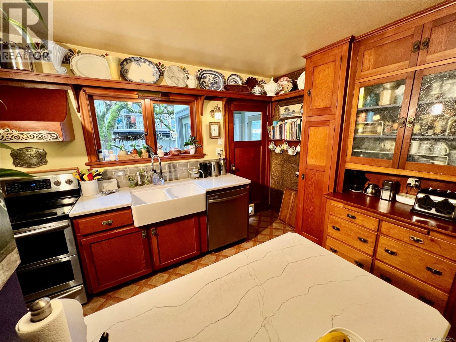 3681 Elliston Ave, Saanich, British Columbia  V8X 1R9 - Photo 10 - 1022014