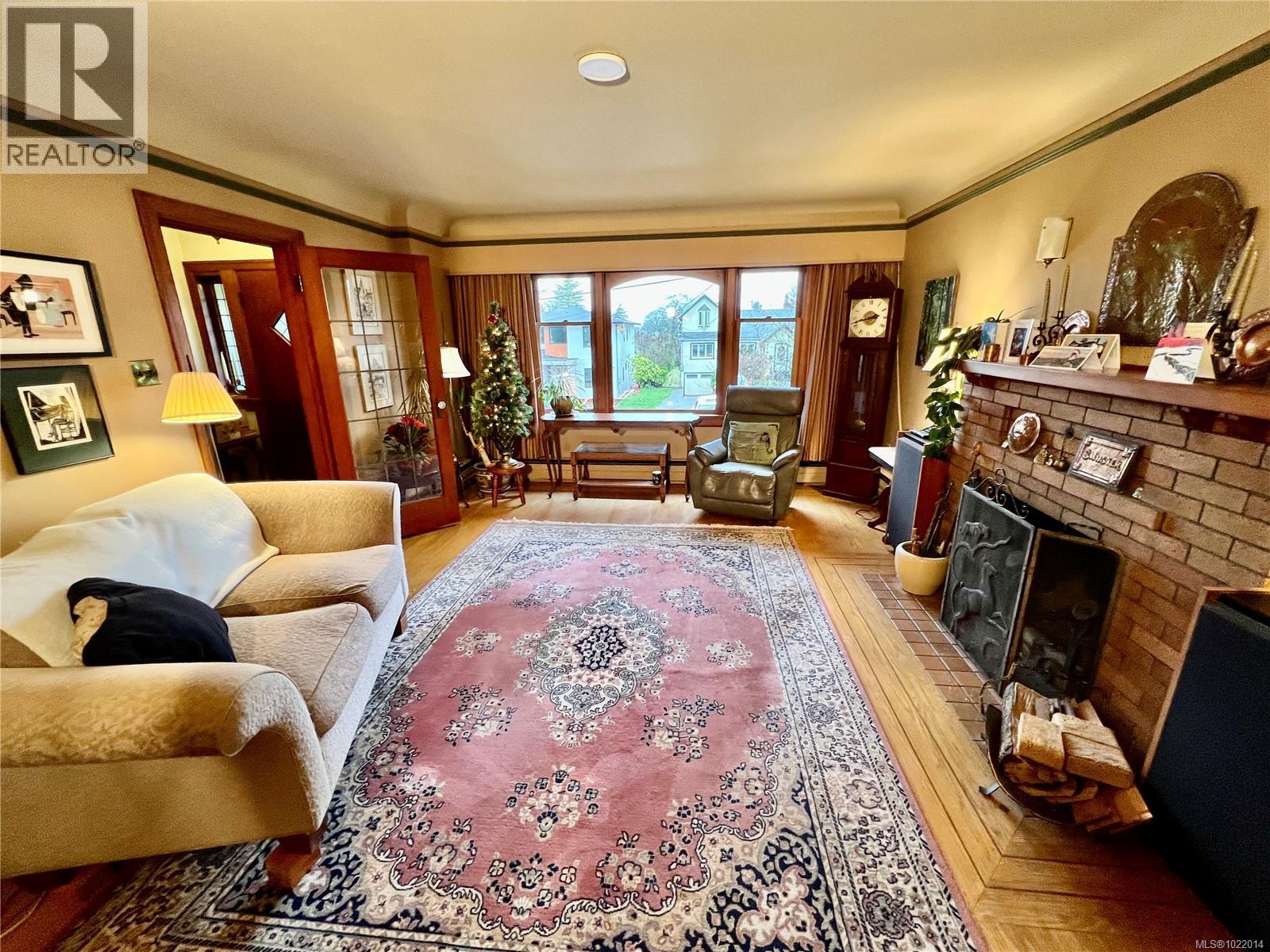 3681 Elliston Ave, Saanich, British Columbia  V8X 1R9 - Photo 2 - 1022014