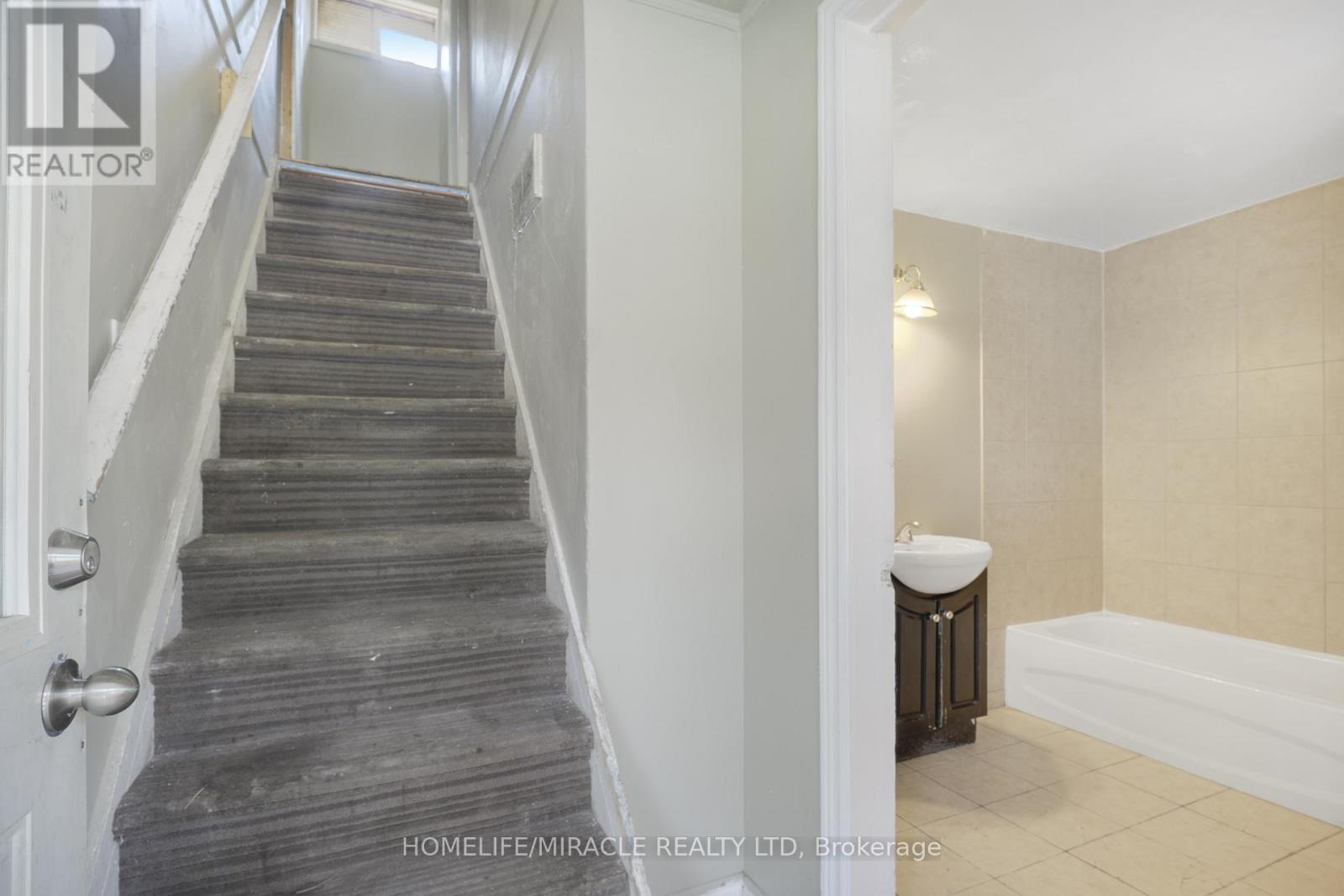 32 Division Street, St. Catharines, Ontario  L2R 3G2 - Photo 7 - X12644842