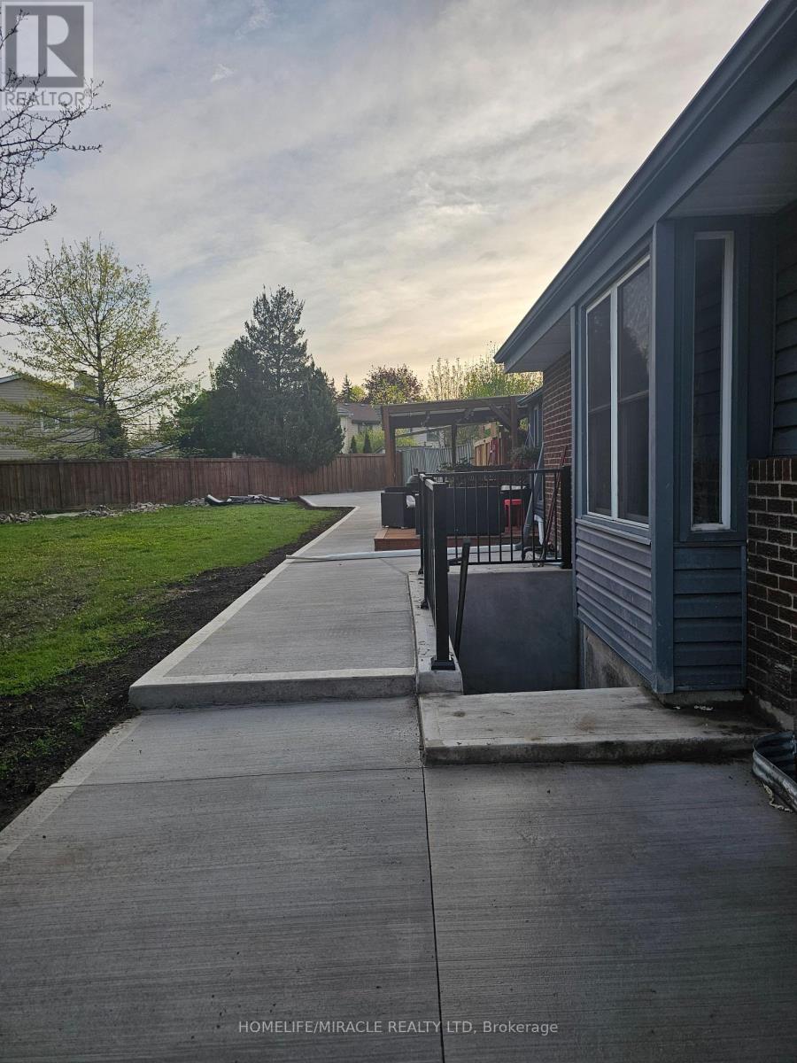 6306 Crickadorn Court N, Mississauga, Ontario  L5N 2J6 - Photo 3 - W12644272