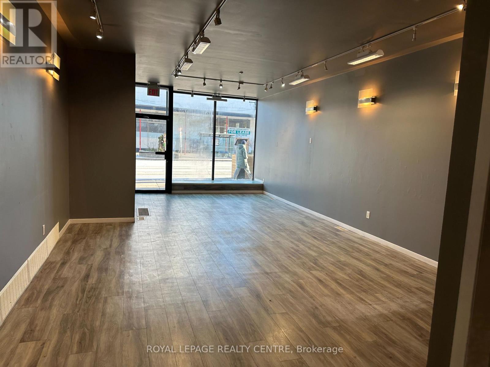 102 Lakeshore Road E, Mississauga, Ontario  L5G 1E3 - Photo 4 - W12644876