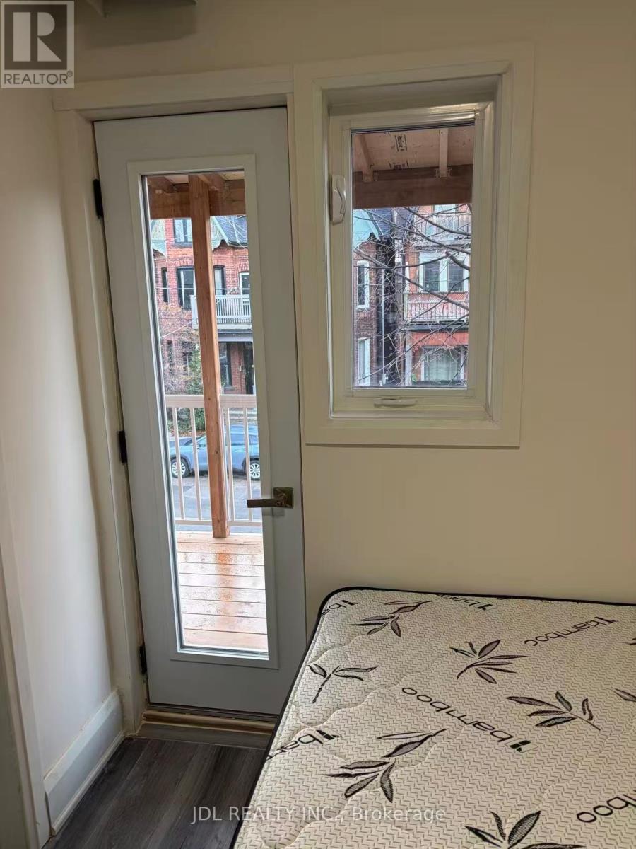 5 - 5 Sorauren Avenue, Toronto, Ontario  M6R 2C6 - Photo 3 - W12644878