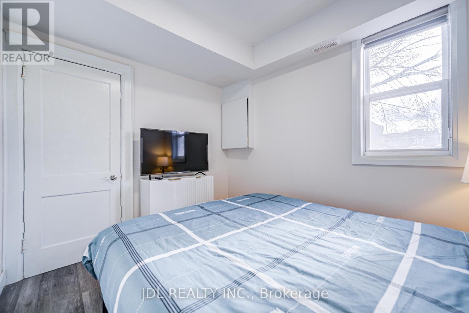 6 - 5 Sorauren Avenue, Toronto, Ontario  M6R 2C6 - Photo 12 - W12644898