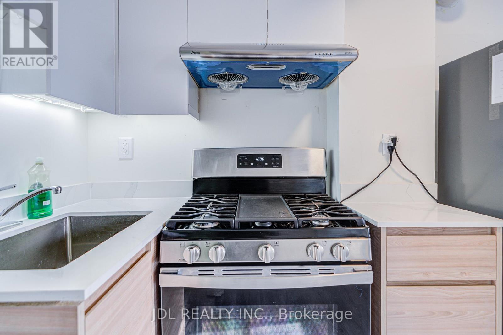 6 - 5 Sorauren Avenue, Toronto, Ontario  M6R 2C6 - Photo 16 - W12644898