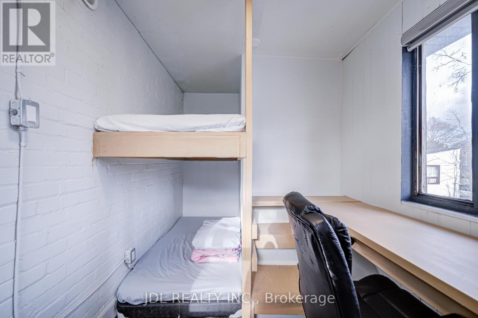 6 - 5 Sorauren Avenue, Toronto, Ontario  M6R 2C6 - Photo 7 - W12644898