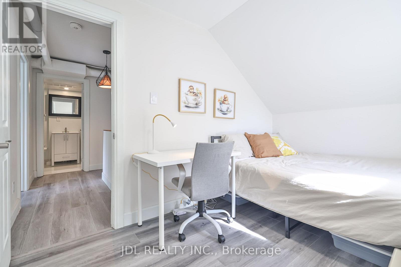 7 - 5 Sorauren Avenue, Toronto, Ontario  M6R 2C6 - Photo 8 - W12644916