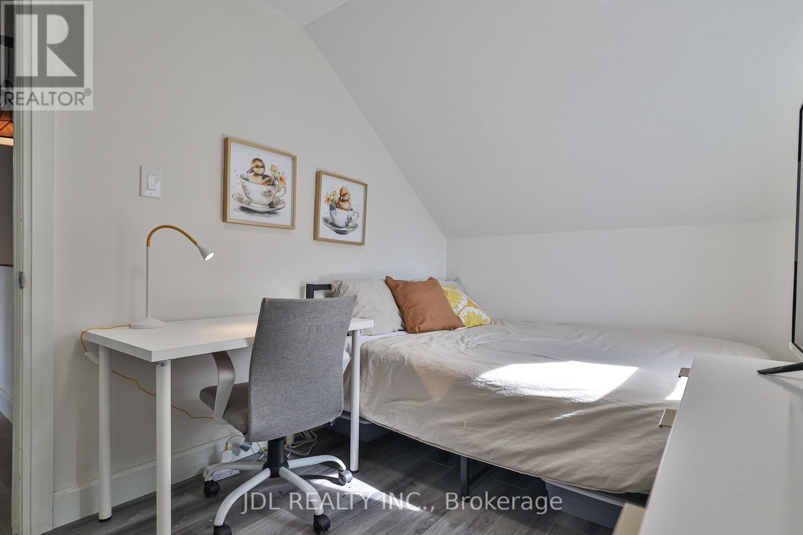 7 - 5 Sorauren Avenue, Toronto, Ontario  M6R 2C6 - Photo 9 - W12644916