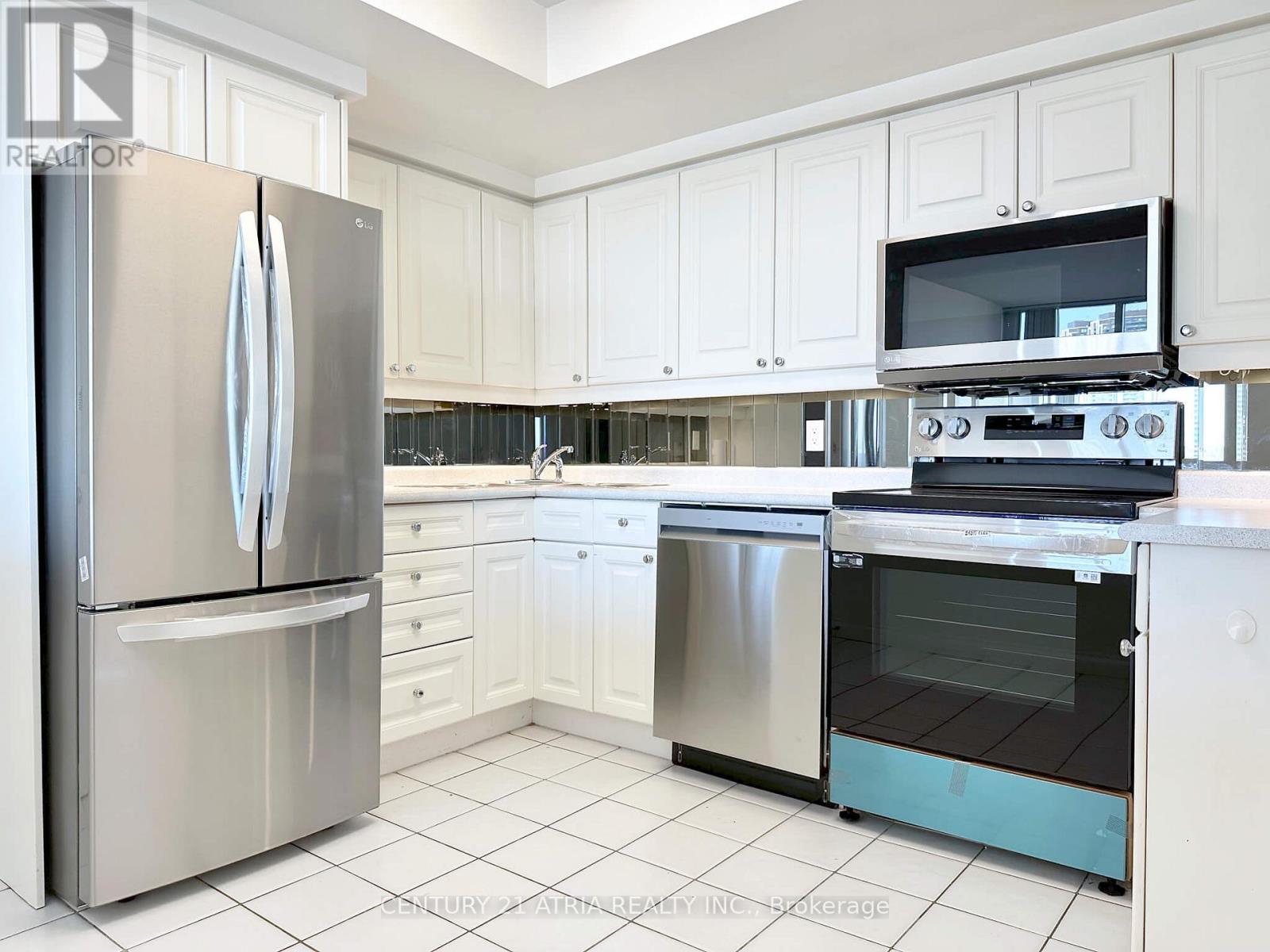 2310 - 1 Palace Pier Court, Toronto, Ontario  M8V 3W9 - Photo 4 - W12644940