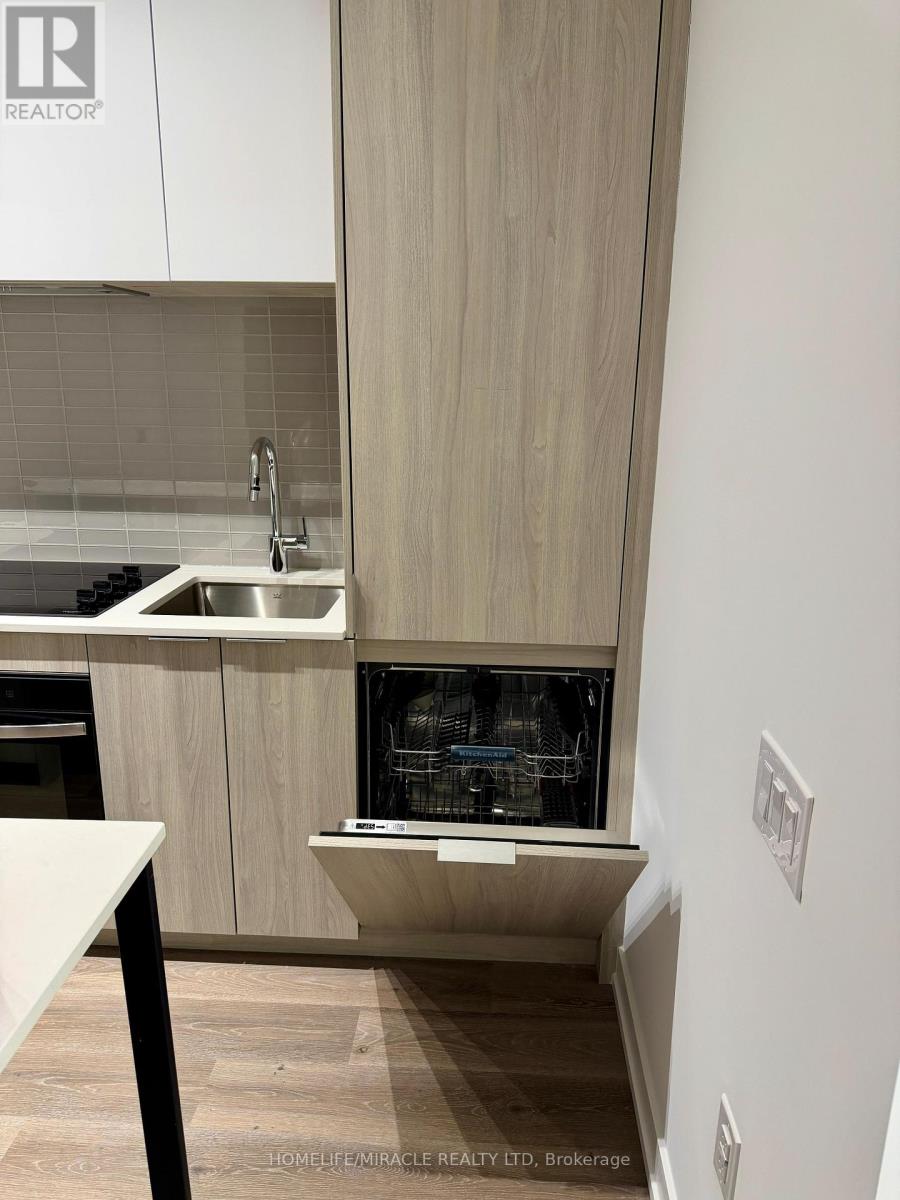 1711 - 395 Square One Drive, Mississauga, Ontario  L5B 0P6 - Photo 6 - W12644956