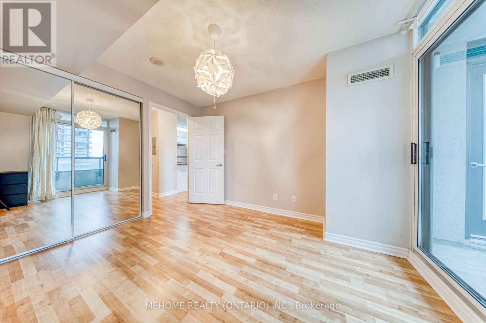 617 - 335 Rathburn Road W, Mississauga, Ontario  L5B 0C8 - Photo 10 - W12474075