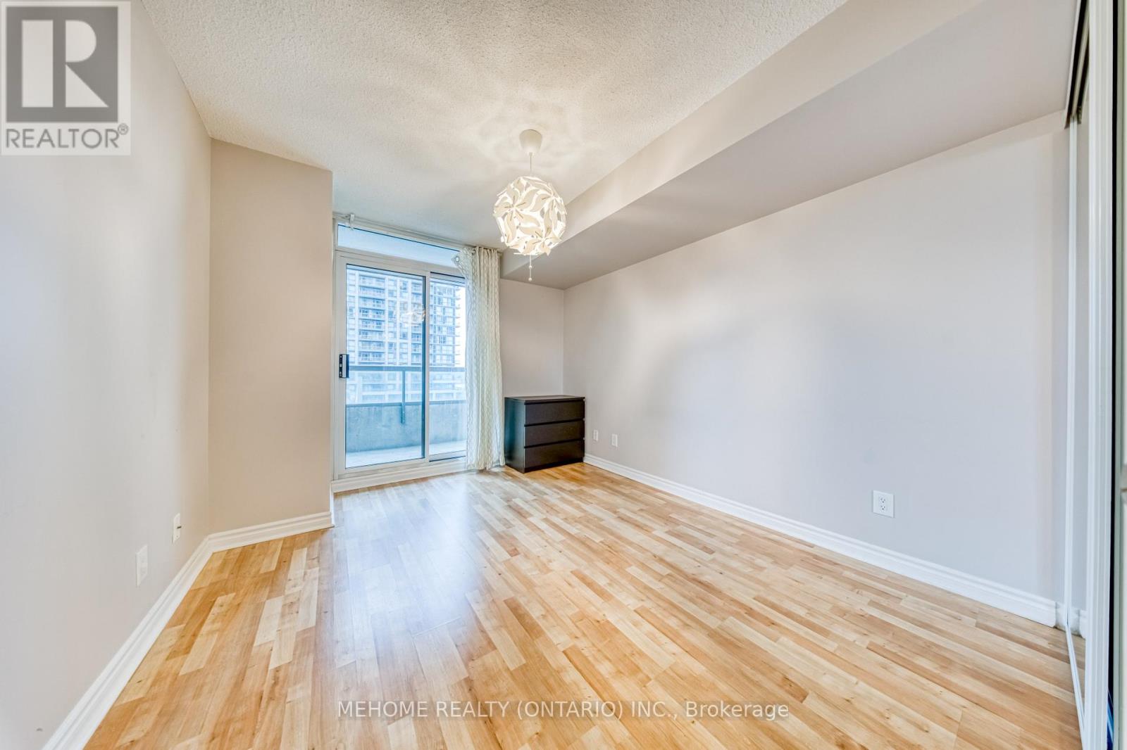 617 - 335 Rathburn Road W, Mississauga, Ontario  L5B 0C8 - Photo 8 - W12474075