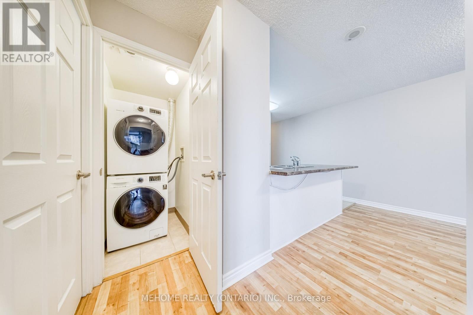 617 - 335 Rathburn Road W, Mississauga, Ontario  L5B 0C8 - Photo 9 - W12474075