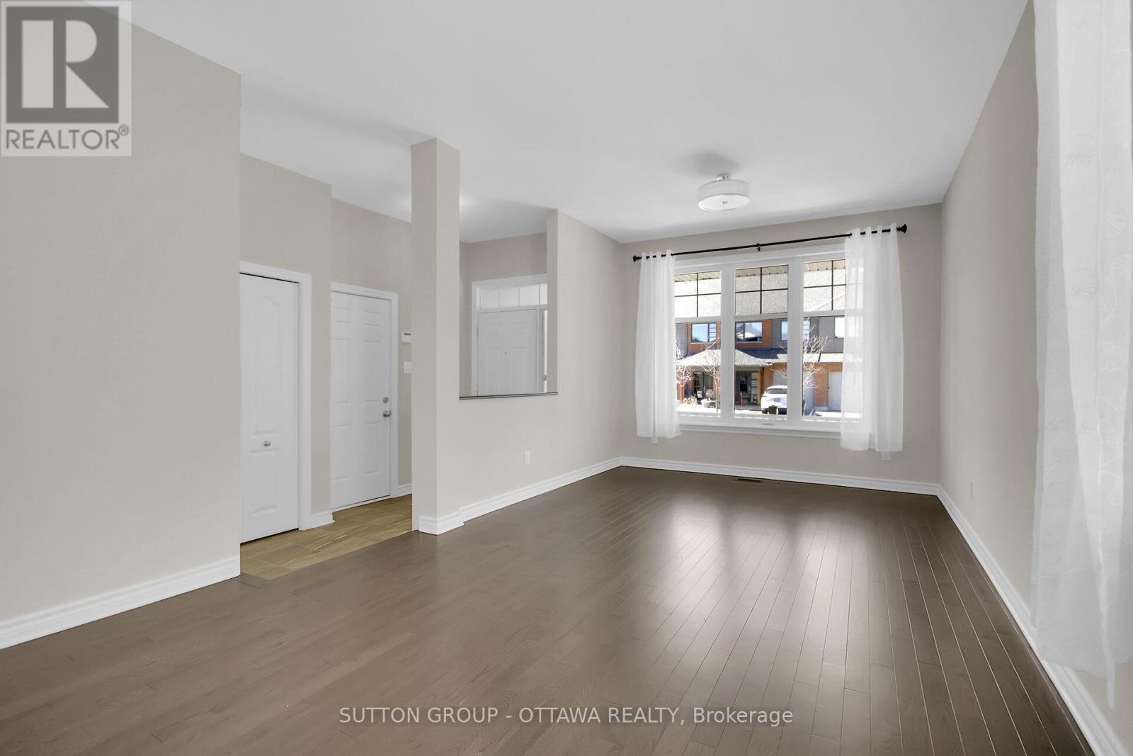 809 Carnelian Crescent, Ottawa, Ontario  K1X 0A8 - Photo 4 - X12295068