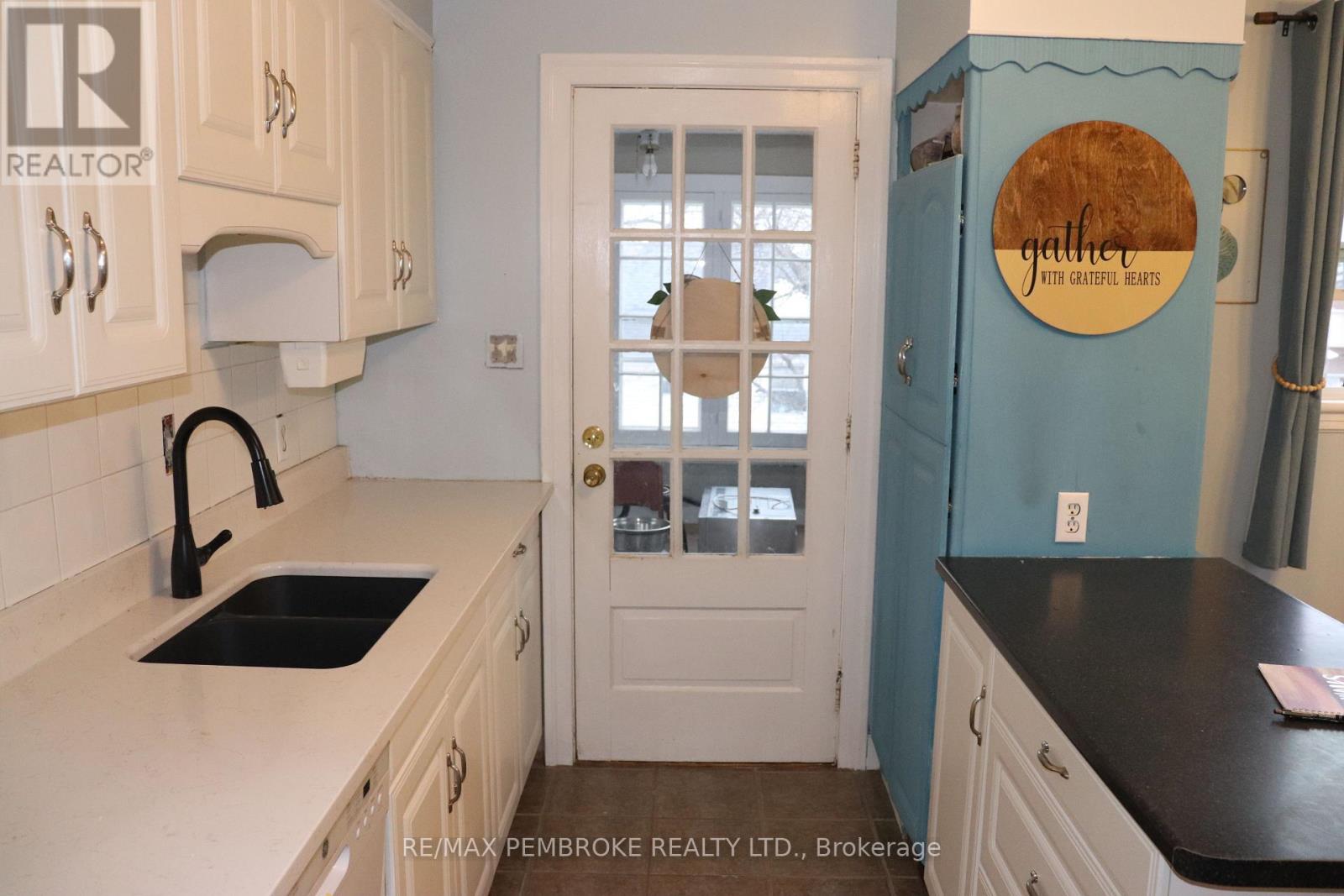 240 Dunlop Street, Pembroke, Ontario  K8A 2P9 - Photo 2 - X12645046