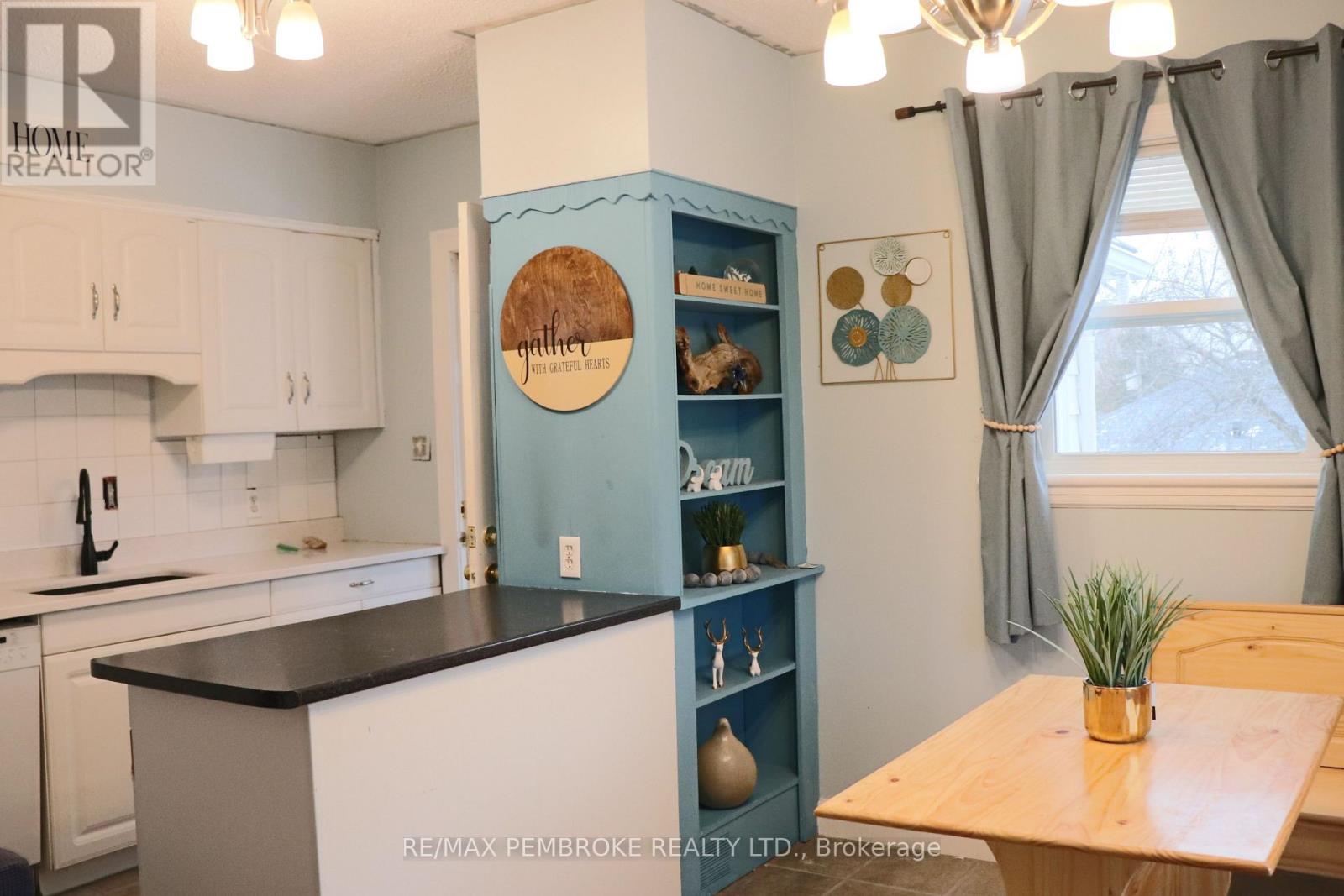 240 Dunlop Street, Pembroke, Ontario  K8A 2P9 - Photo 4 - X12645046