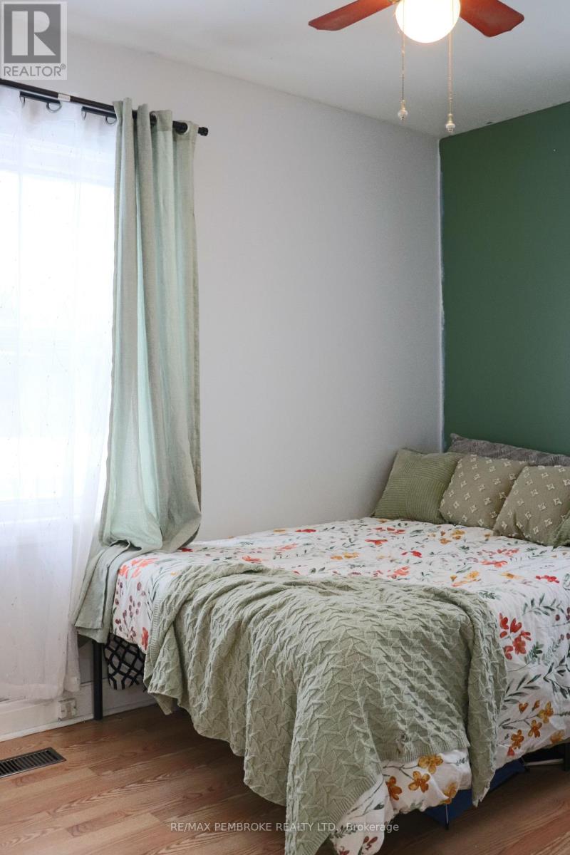 240 Dunlop Street, Pembroke, Ontario  K8A 2P9 - Photo 7 - X12645046