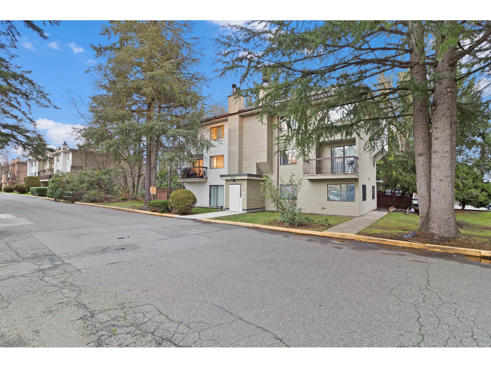 202 7064 133b Street, Surrey, British Columbia  V3W 7Z2 - Photo 2 - R3072682