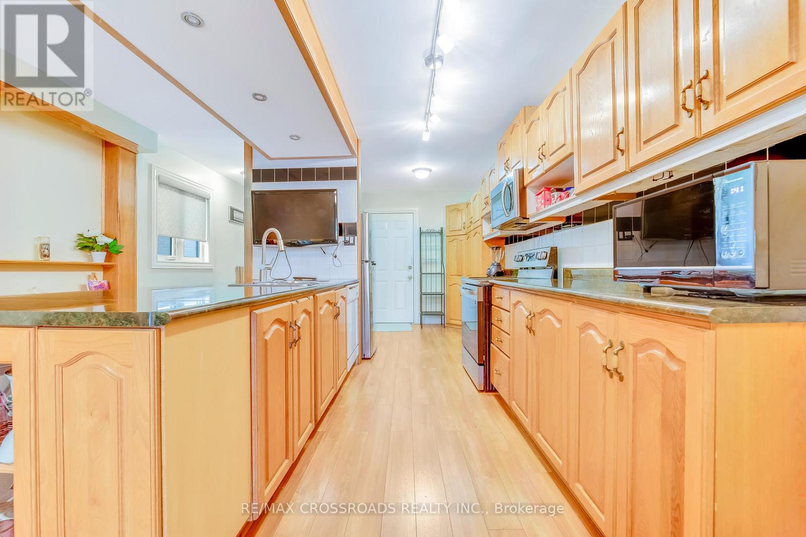 47 Jacob Fisher Drive, Toronto, Ontario  M1B 4K4 - Photo 4 - E12642466