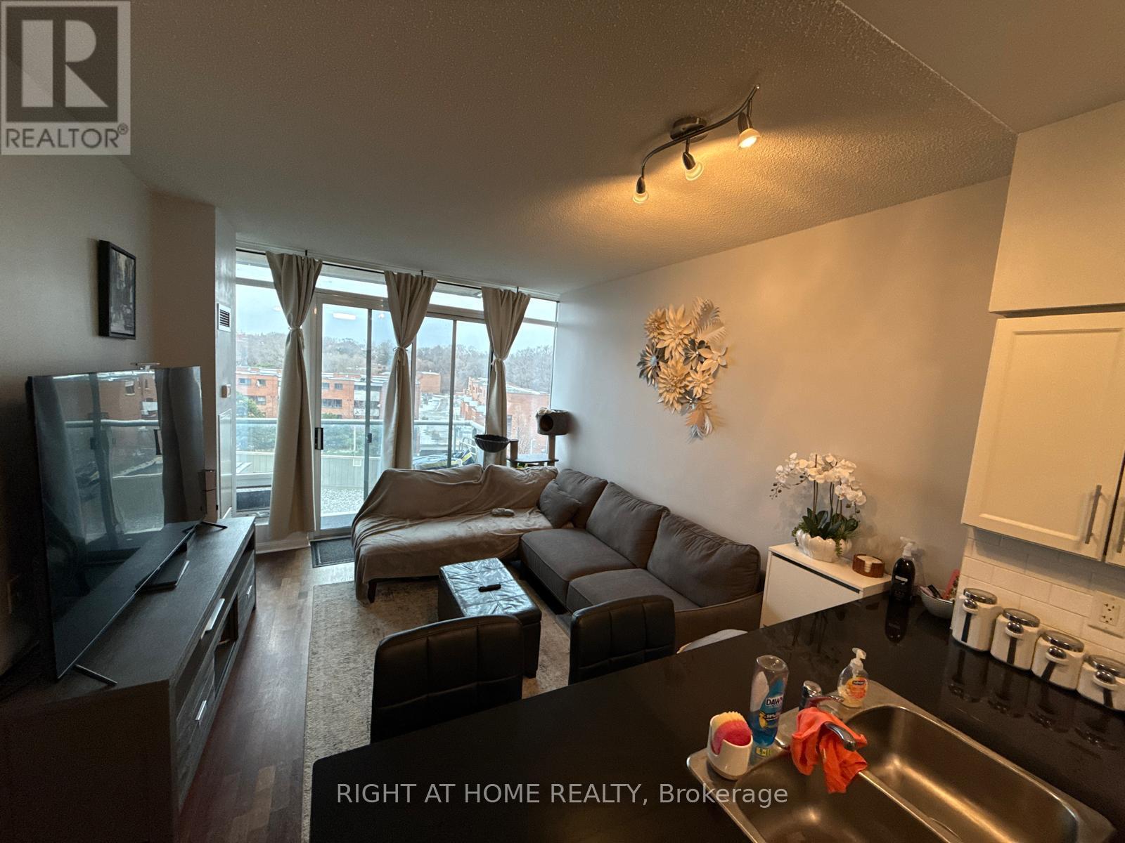 503 - 15 Windermere Avenue, Toronto, Ontario  M6S 5A2 - Photo 4 - W12609036