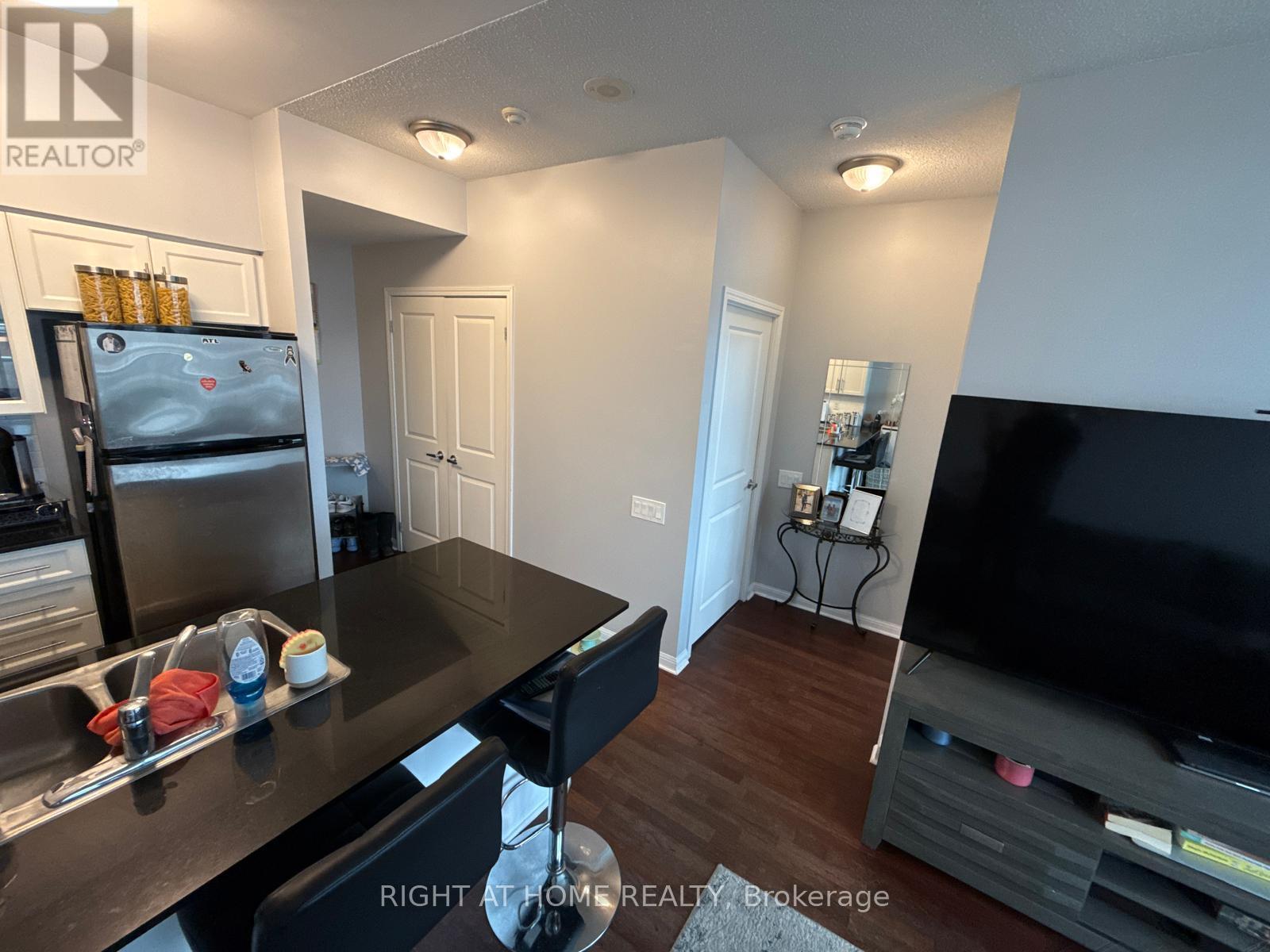 503 - 15 Windermere Avenue, Toronto, Ontario  M6S 5A2 - Photo 5 - W12609036