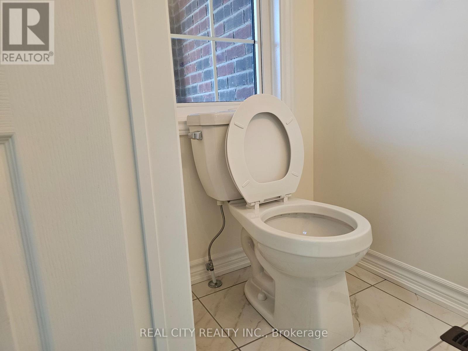 5 Heather Fullerton Road, Georgina, Ontario  L0E 1R0 - Photo 4 - N12441870