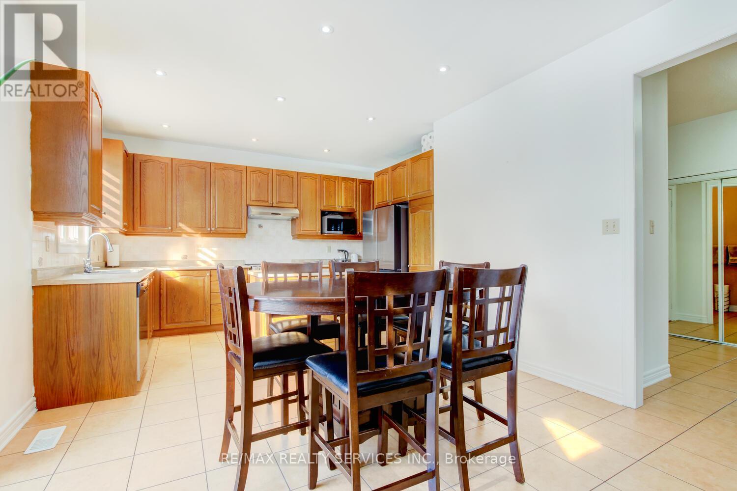 38 Cape Dorset Crescent, Brampton, Ontario  L6R 3L2 - Photo 10 - W12626742