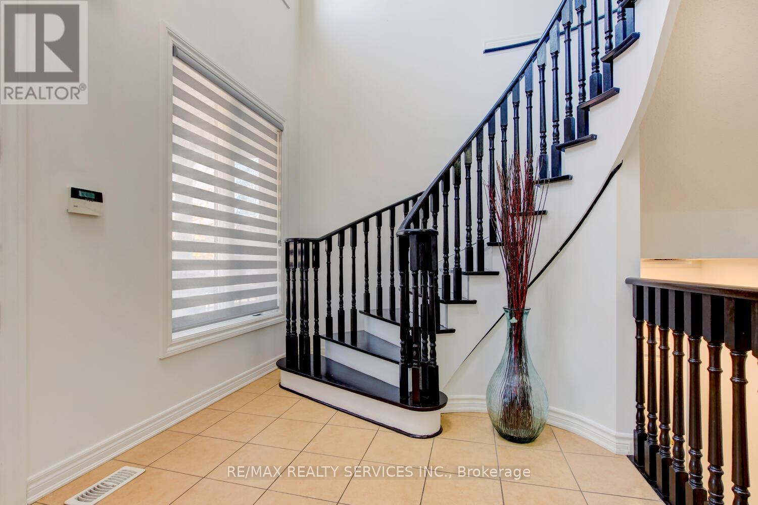 38 Cape Dorset Crescent, Brampton, Ontario  L6R 3L2 - Photo 4 - W12626742