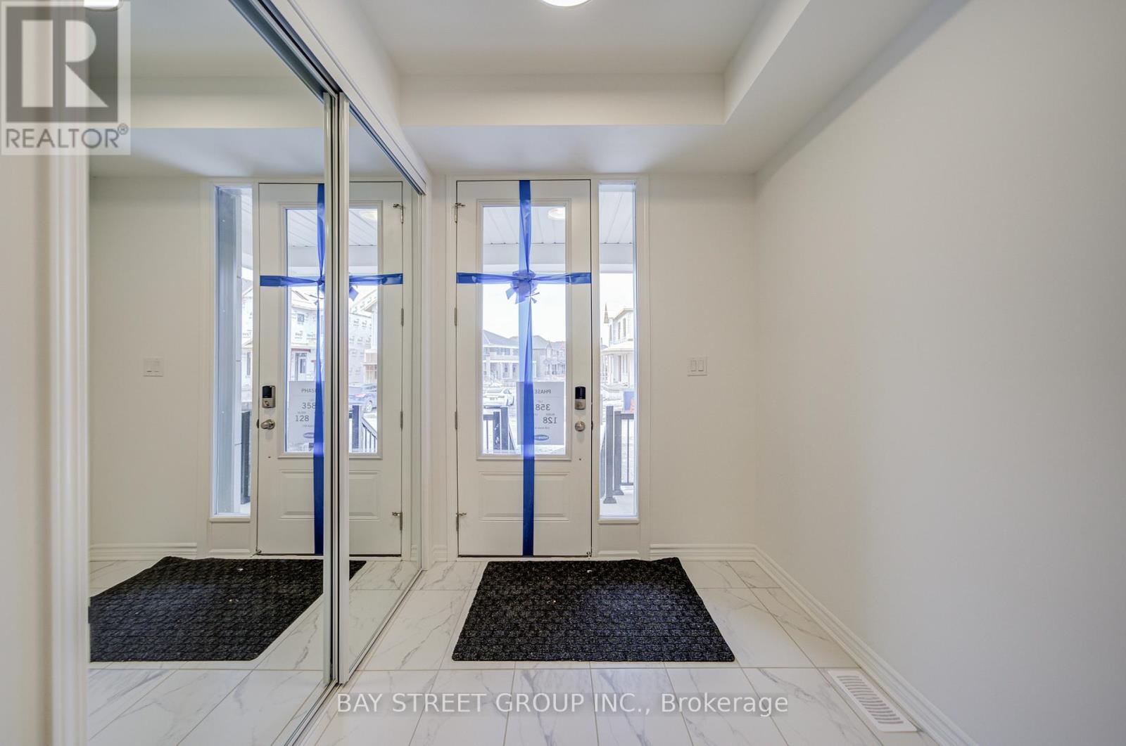 118 Azure Drive, Markham, Ontario  L6C 3M3 - Photo 4 - N12645212