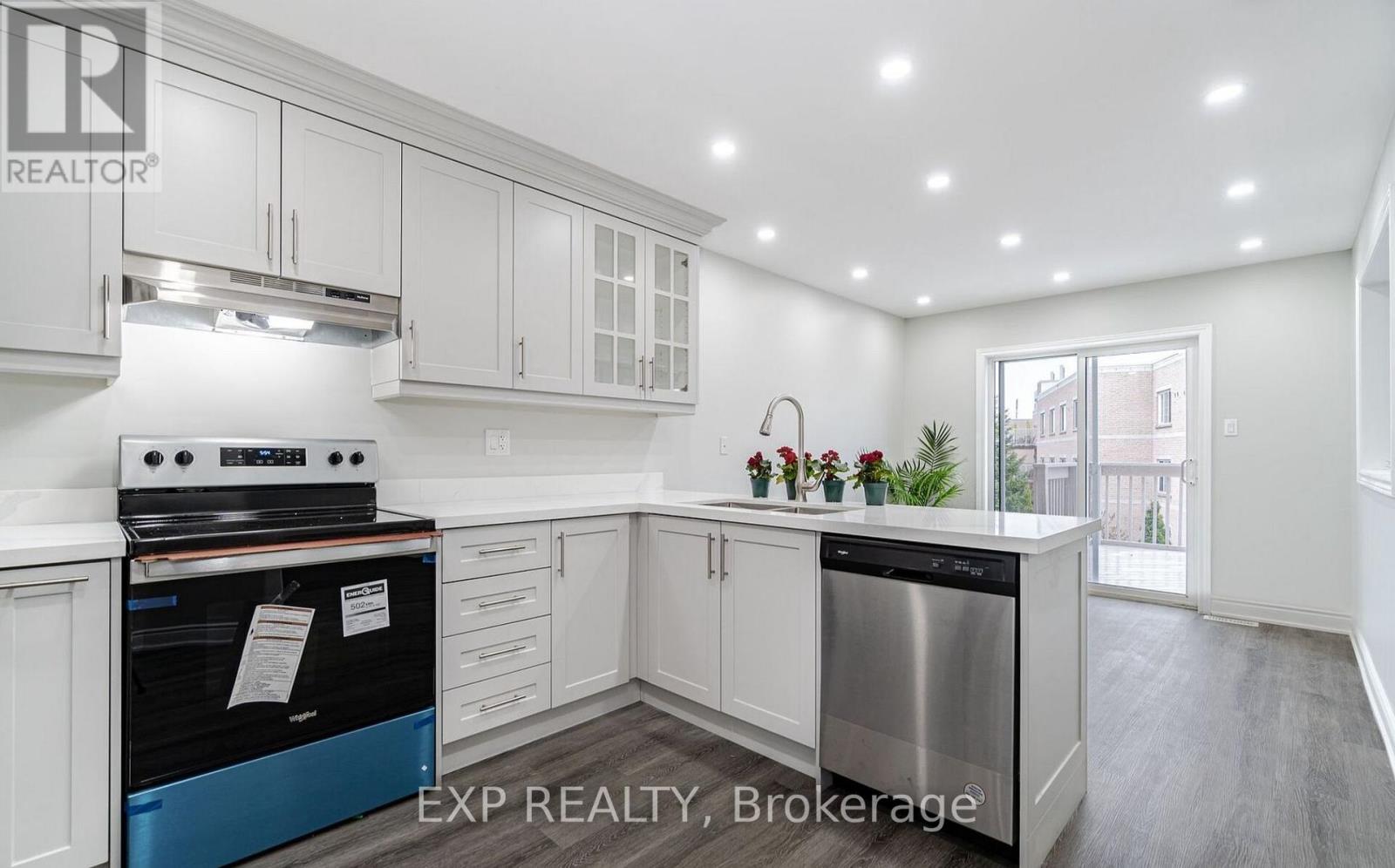 15 Lynn Street, Bradford West Gwillimbury, Ontario  L3Z 0B2 - Photo 8 - N12645218