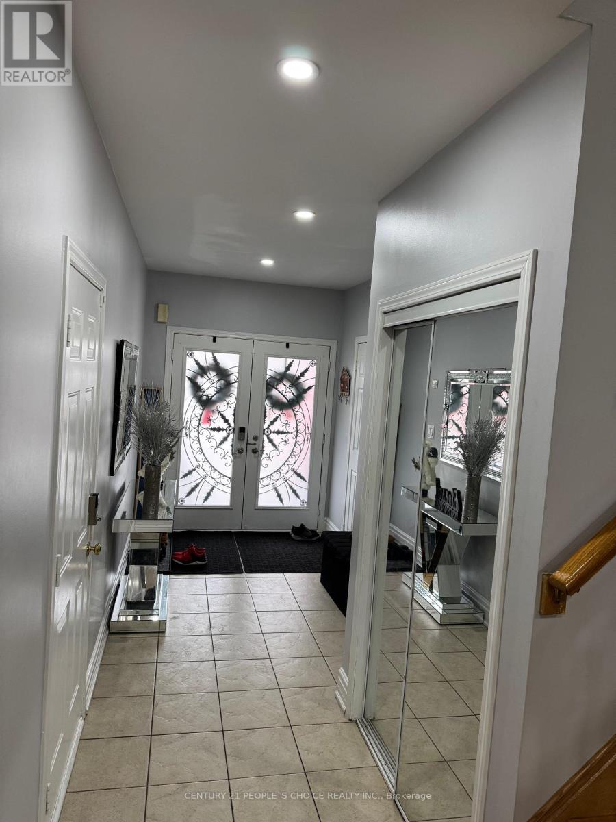 8 Bayridge Drive S, Brampton, Ontario  L6P 2H8 - Photo 12 - W12645276