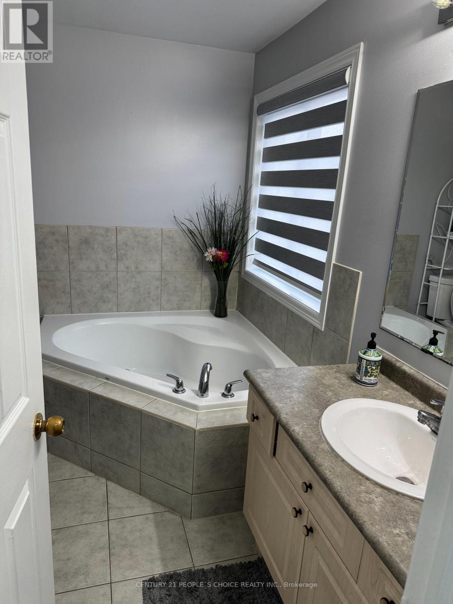 8 Bayridge Drive S, Brampton, Ontario  L6P 2H8 - Photo 19 - W12645276