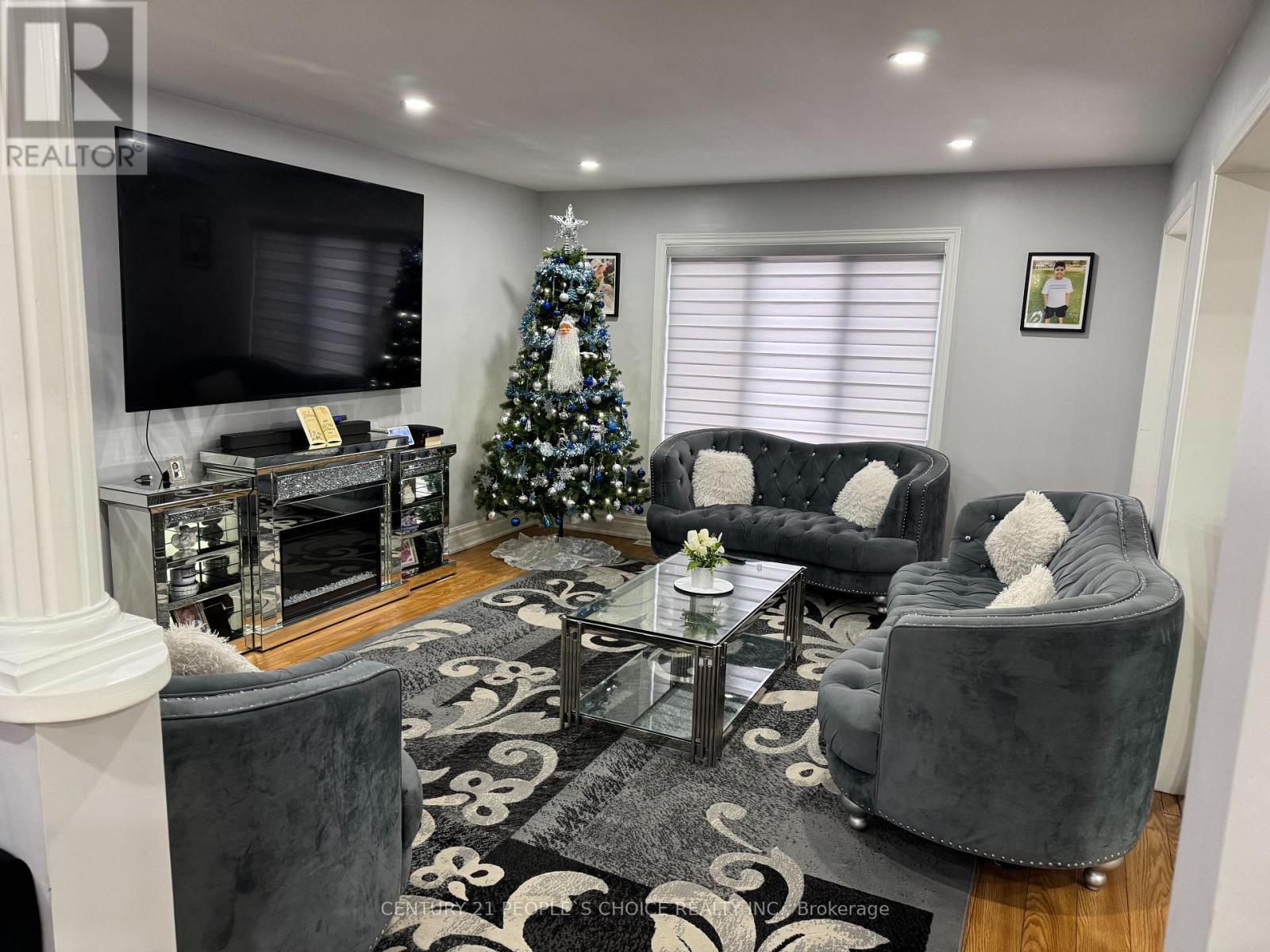 8 Bayridge Drive S, Brampton, Ontario  L6P 2H8 - Photo 3 - W12645276