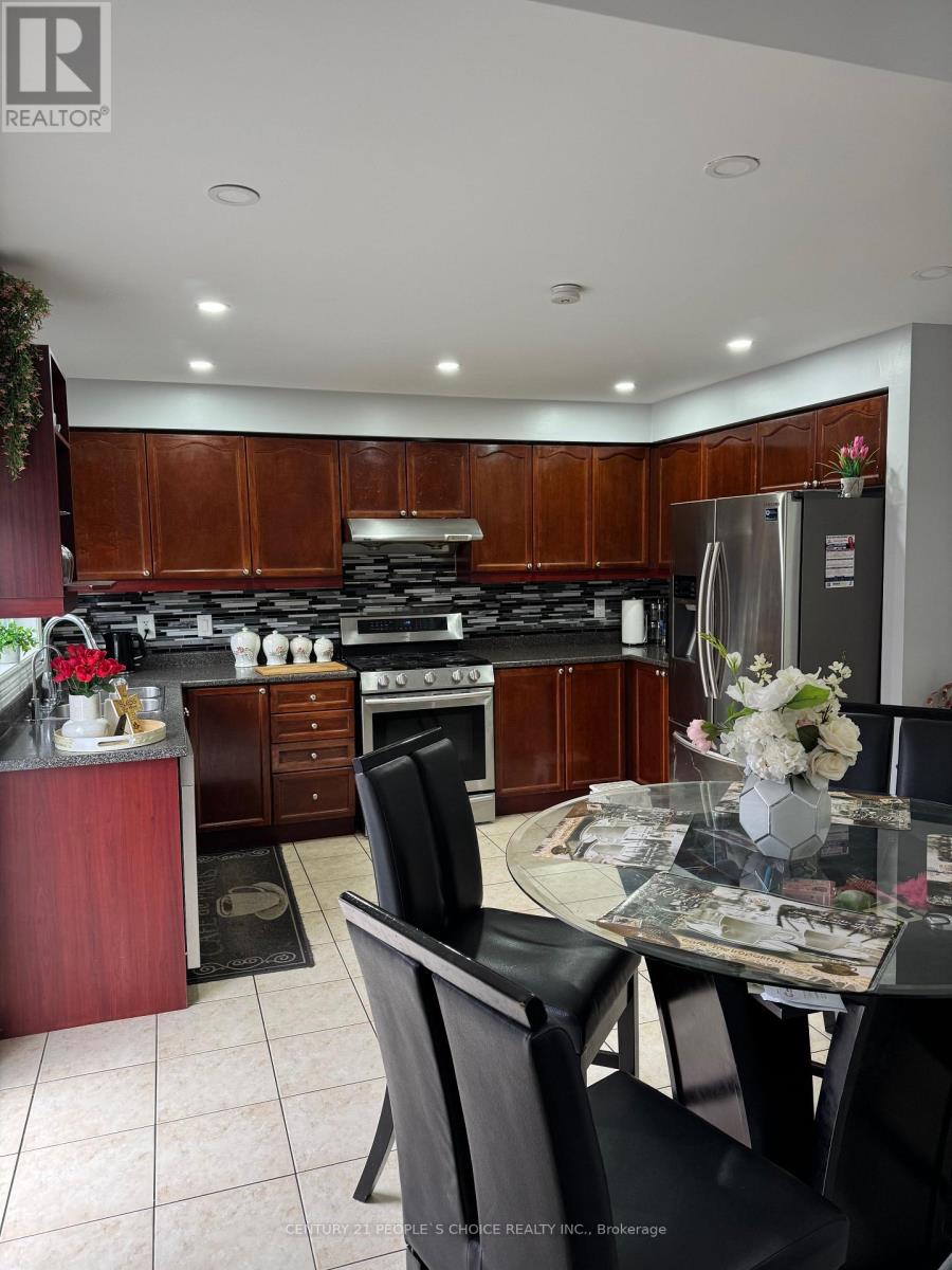 8 Bayridge Drive S, Brampton, Ontario  L6P 2H8 - Photo 5 - W12645276