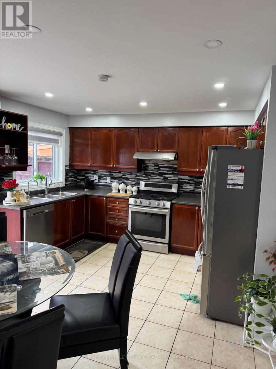 8 Bayridge Drive S, Brampton, Ontario  L6P 2H8 - Photo 6 - W12645276