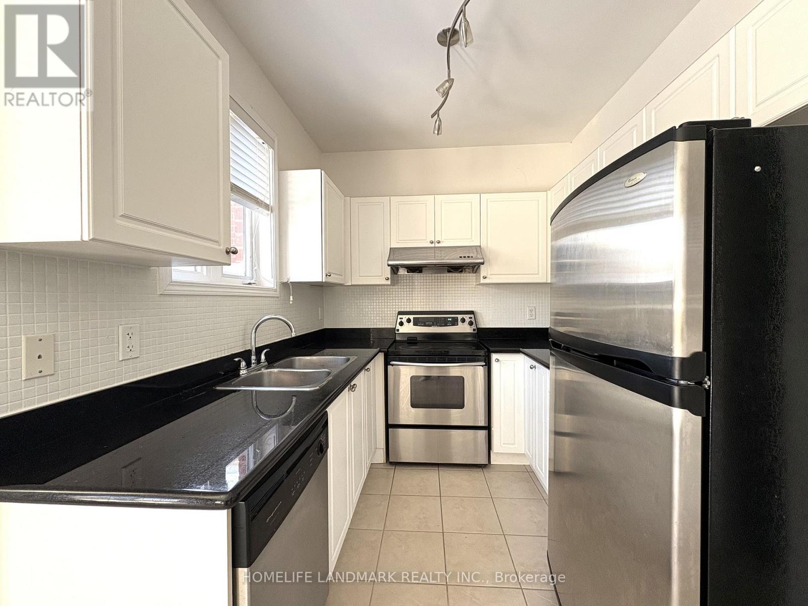 27 Devonwood Drive, Markham, Ontario  L6C 3A7 - Photo 4 - N12629242